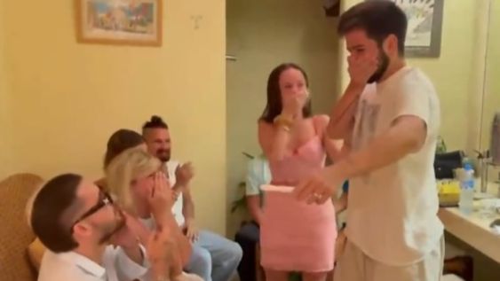 Evaluna y Camilo grabaron la reacción de los Montaner cuando les contaron que están esperando un bebé.