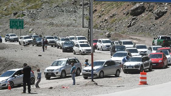 En el Paso fronterizo Los Libertadores de Chile el tiempo de espera puede ser de cuatro o cinco horas. Las demoras son un problema que se arrastra desde hace años. Foto José Gutiérrez / Los Andes