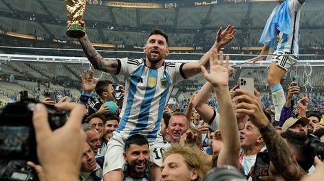 Sergio Agüero lleva en andas a Messi en el Mundial de Qatar. (AP)