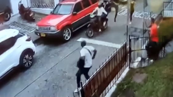 El Jackie chan colombiano detuvo a la parea de ladrones tras una patada voladora y los vecinos aprovecharon que se cayeron de la moto para lincharlos.