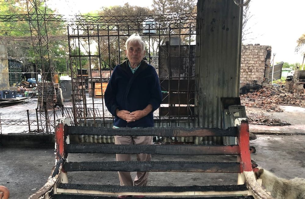 Ángel, el vecino e la localidad El Cimarrón (Entre Ríos) que en diciembre perdió su local y parte de su casa; y que logró reabrirlo con la ayuda de usuarios de Twitter. Foto: Twitter @emelina_aa