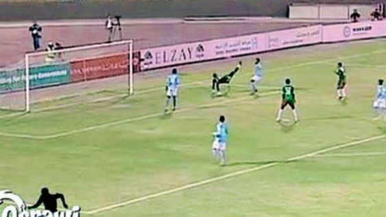 Insólito: un arquero rechazó de chilena y se hizo un gol en contra