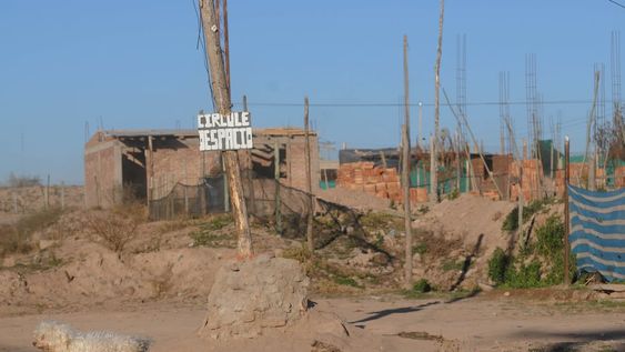 Urge aprobar el proyecto que busca facilitar lotes a bajo precio a familias que viven en cillas y asentamientos inestables