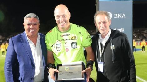 Néstor Pitana recibió un reconocimiento por parte de los dirigentes de AFA.