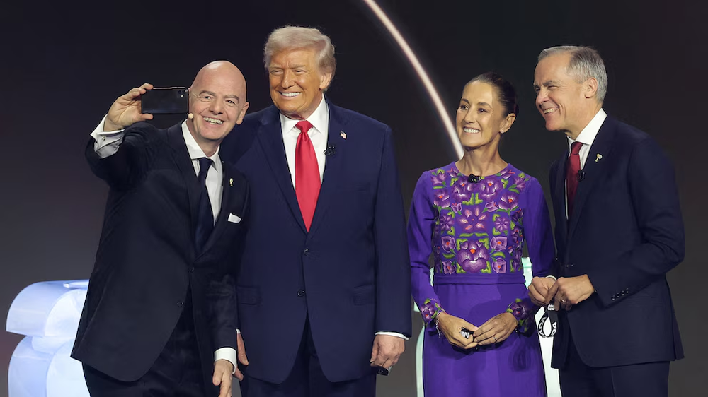 El presidente de la FIFA, Gianni Infantino, tom&oacute; por un momento la conducci&oacute;n de la presentaci&oacute;n del evento y lo hizo con total soltura; incluso se tom&oacute; una selfie junto a los mandatarios Donald Trump (Estados Unidos), Claudia Sheinbaum Pardo (M&eacute;xico) y Mark Carney (Canad&aacute;).
