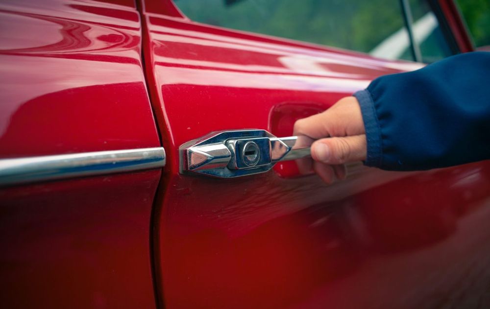 La sensación de descarga de electricidad al tocar la puerta del auto no es peligrosa y puede prevenirse fácilmente.