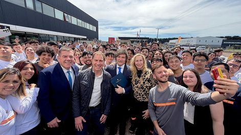 El Presidente Javier Milei junto al Presidente en la inauguración de la fábrica de la empresa de capitales estadounidenses y Director Ejecutivo de Lamb Weston, Mike Smith, y el Presidente Internacional de la compañía, Marc Schröder. Del encuentro también participaron la Secretaria General de la Presidencia, Karina Milei; el intendente de General Pueyrredon, Guillermo Montenegro; y la Vicepresidente de Latam de Lamb Weston, Romina Broda.&nbsp;