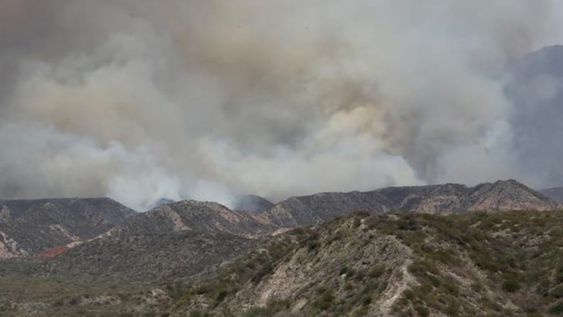 Los brigadistas trabajaron desde la noche del sábado y toda la jornada de ayer para controlar el fuego en la zona pedemontana, cerca de la reserva Divisadero Largo.