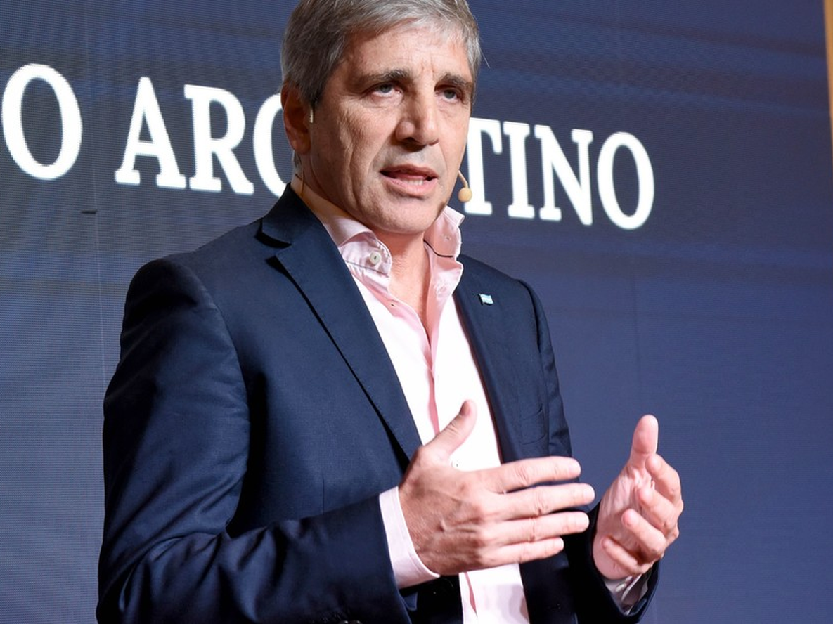 Luis Caputo habló ante empresarios en la Fundación Mediterránea.