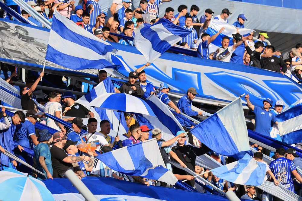 El estadio Feliciando Gambarte fue una fiesta con la victoria del Tomba. 