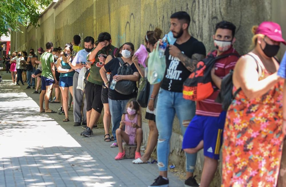 La explosión de casos generó alta demanda de hisopados. Larga fila de personas rodea la manzana del colegio Agustin Alvarez para realizarlos.