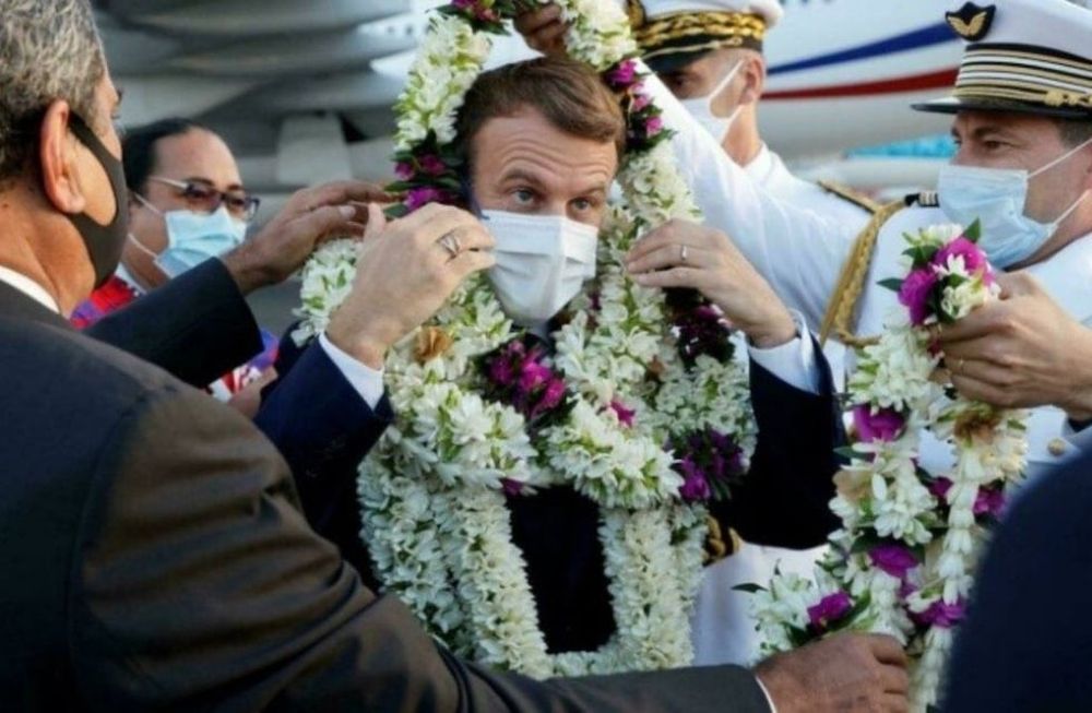 Macron acumuló tantos collares que finalmente necesitó la ayuda de sus guardaespaldas porque se había quedado “enredado. Foto: Gentileza