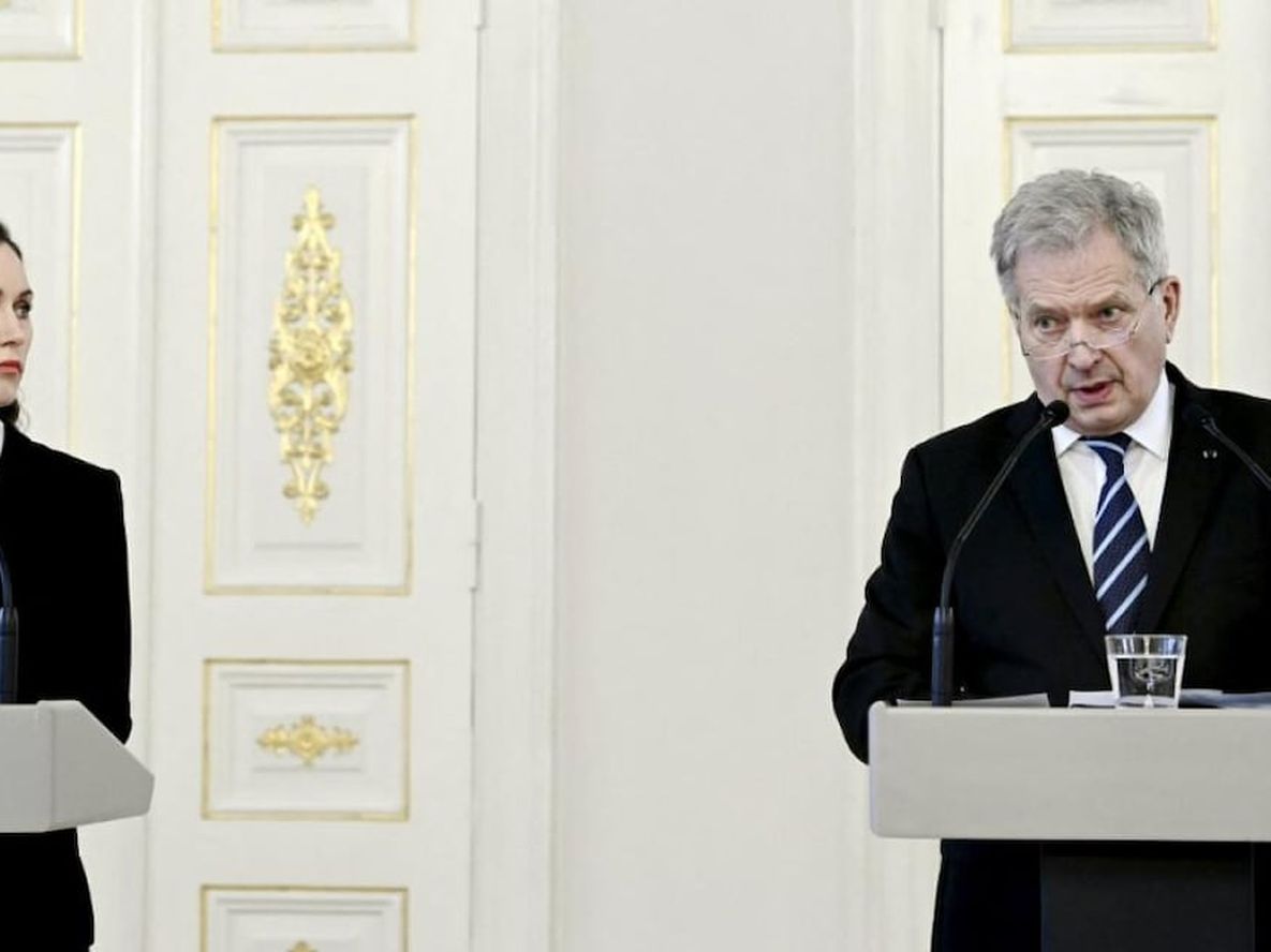 El presidente de Finlandia, Sauli Niinistö, y la primera ministra Sanna Marín.