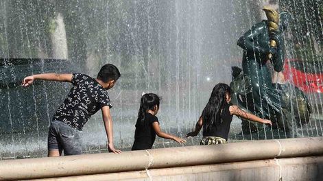Niños se refrescan en la fuente de los continentes en el parque General San Martín. Foto: José Gutierrez / Los Andes