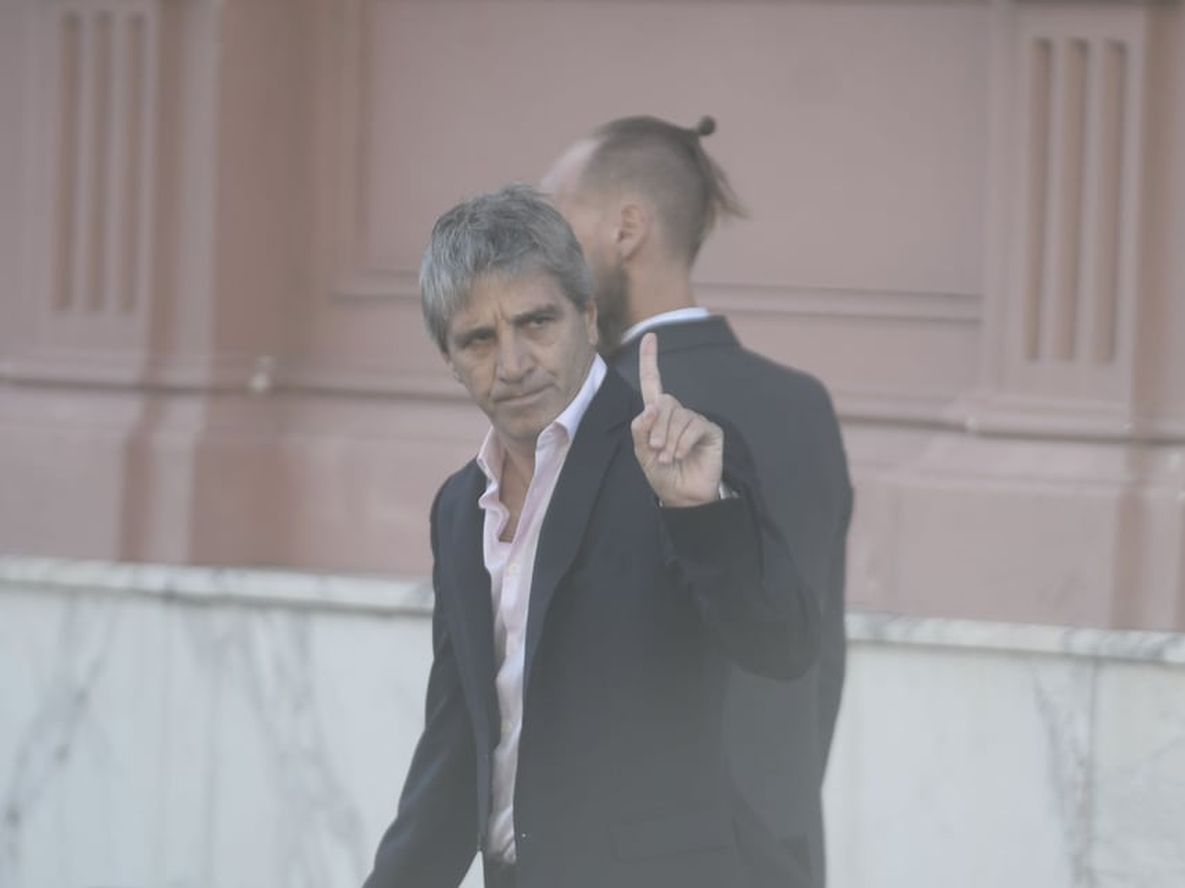 El ministro de Economía, Luis Caputo, ingresa a la Casa Rosada (Foto: Federico López Claro)