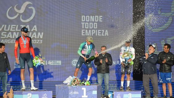 Tal como hizo el colombiano Gaviria la etapa anterior, su compatriota “Superman” López ganó la etapa y se subió a lo más alto de la general.