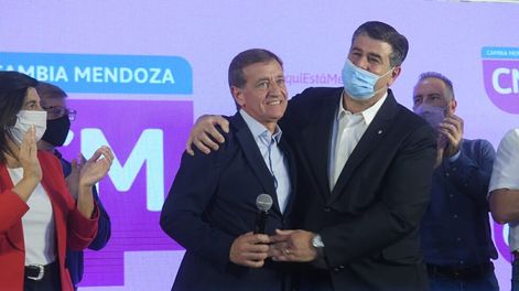Los Andes | El gobernador Rodolfo Suárez y el vicegobernador Mario Abed celebraron junto a otros dirigentes el triunfo electoral en el búnker de Cambia Mendoza. Foto: Ignacio Blanco / Los Andes