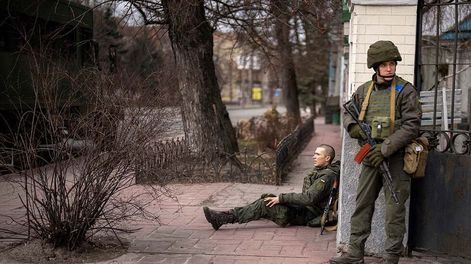 Los Andes | Un soldado ucraniano se sienta herido después de cruzar el fuego dentro de la ciudad de Kiev, Ucrania, el viernes 25 de febrero de 2022.AP Photo/Emilio Morenatti)