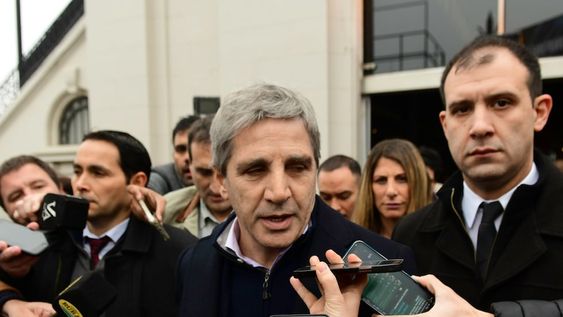 El ministro, Luis Andrés Toto Caputo, hace declaraciones a la prensa esta mañana en la 136º Exposición de Ganadería, Agricultura e Industria Internacional, realizada en el predio ferial de Palermo. FOTO: JUAN VARGAS
