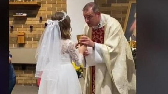 La nena pasó al altar a comer la hostia y beber el sorbo de vino, en su primera comunión. Pero el trago largo que le propició al cáliz se hizo viral.