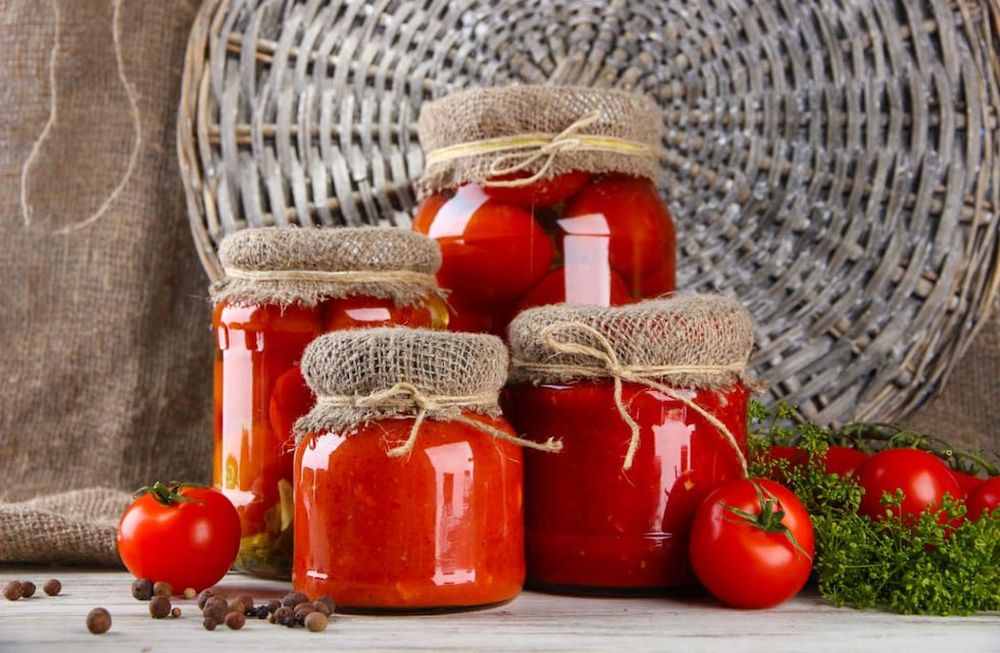 Una amplia variedad de mermeladas y frutas en conservas se pueden realizar en casa.