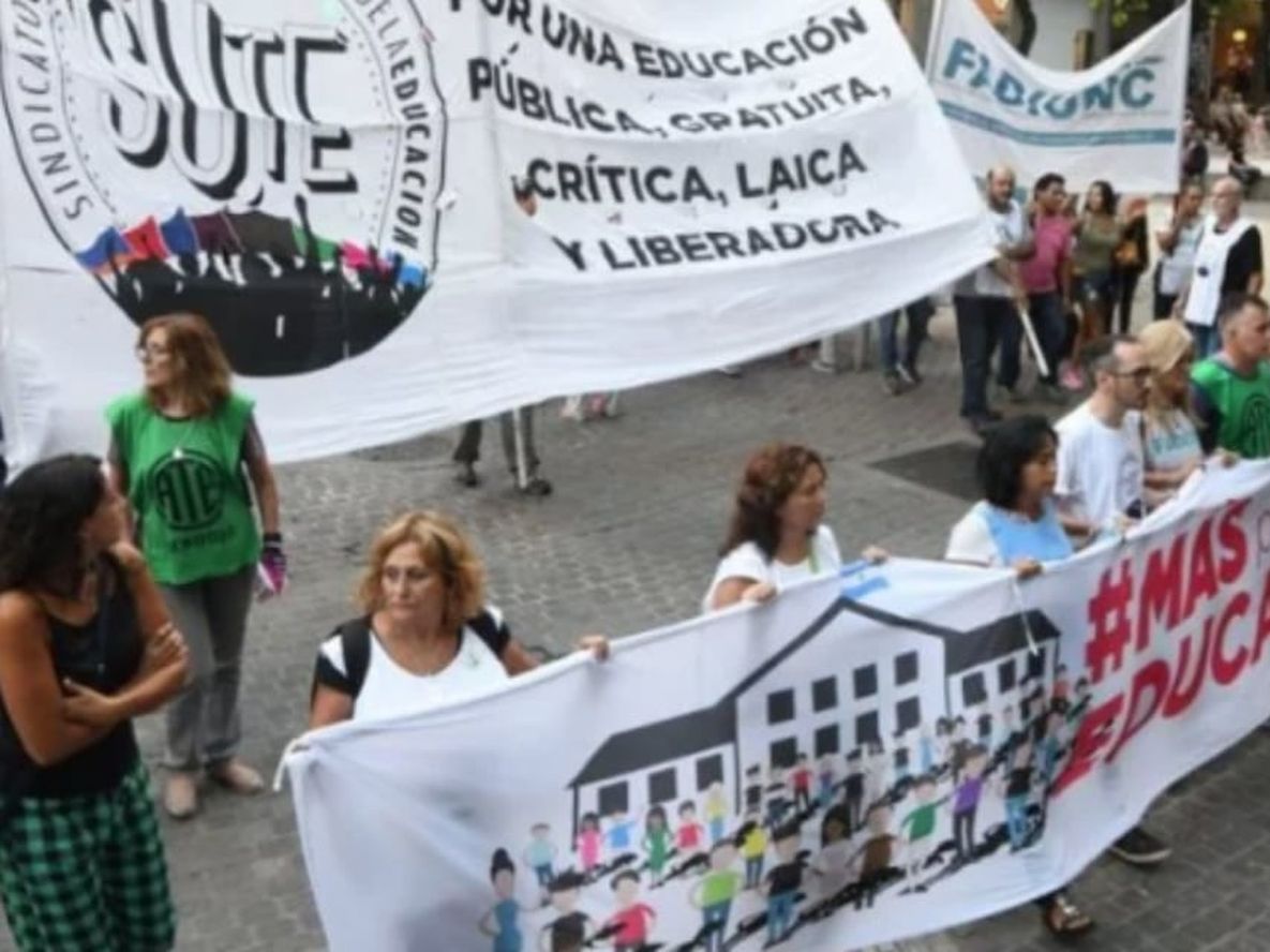 Los trabajadores de la educación cobrarán un bono no remunerativo por decreto.