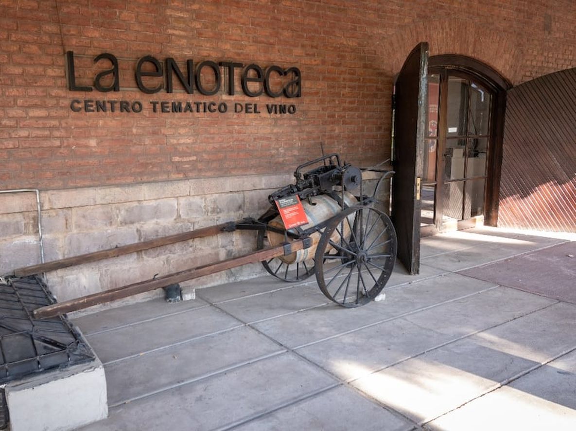 La bodega escuela es el único edificio que ha quedado en pie. Hoy, las instalaciones son manejadas por el Fondo Vitivinícola, que organiza encuentros culturales y degustaciones. Foto: Ignacio Blanco / Los Andes