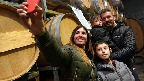 Los Andes | Mendoza podría tener este fin de semana largo niveles de turismo superiores a la prepandemia. en la foto, la familia Silva recorre una bodega. Foto: Orlando Pelichotti