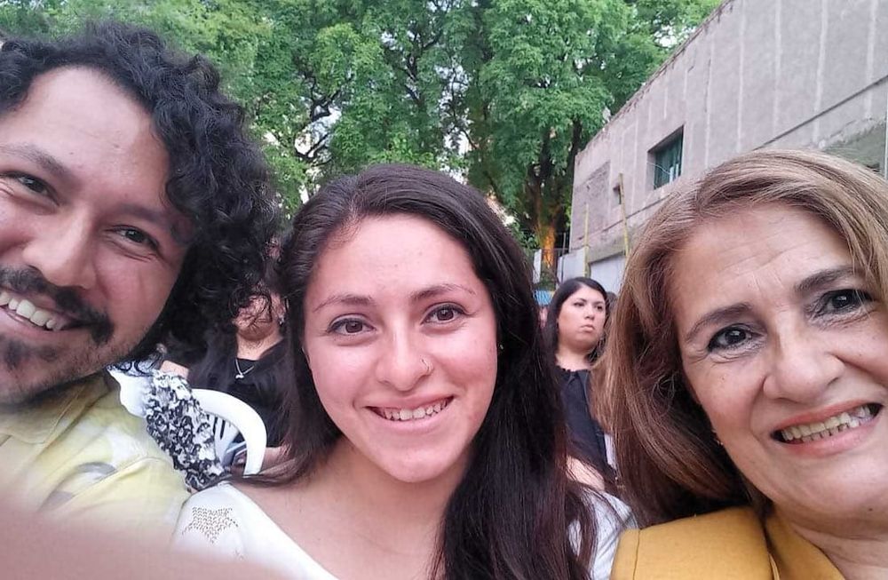 Los flamantes profesores Diego, Aldana y mamá Laura,