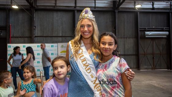 El intendente y la reina de la Ciudad participaron de la entrega de kits escolares de FONBEC
