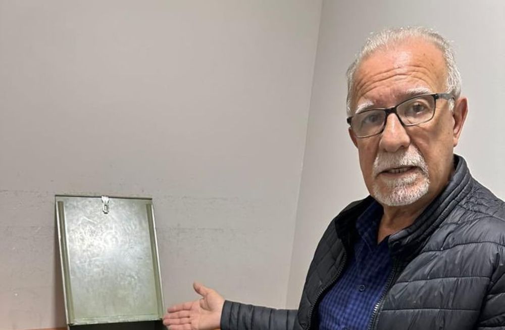 El presidente del club Los Andes muestra la caja de seguridad vacía. / Prensa club Los Andes