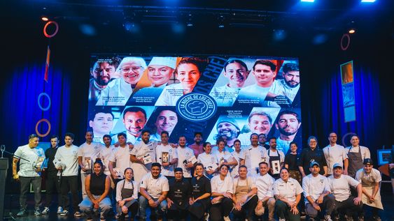 La foto más esperada: los chefs y sus equipos en el escenario del Bustelo La foto más esperada: los chefs y sus equipos en el escenario del Bustelo