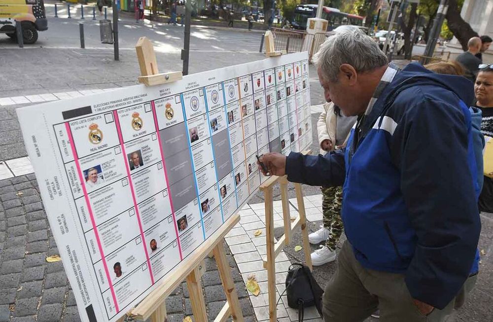 En Peartonal y Patricias Mendocinas de Ciudad, voluntarios le explican a las personas como votar con la nueva boleta en estas elecciones Foto:José Gutierrez / Los Andes