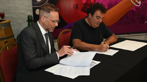 Diego Sucalesca y Alejandro Vigil firmaron el convenio. Foto: Prensa Gobierno
