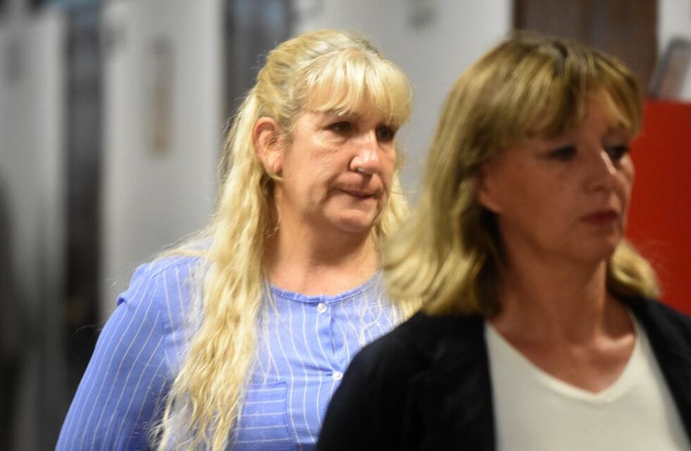 Salen de la sala de audiencias de tribunales Elizabeth Ventura y Mónica Castro, viuda del médico asesinado y la amiga vidente.  Archivo / Los Andes