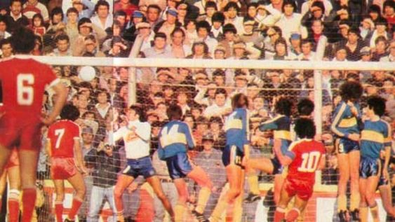 Diego Maradona y un golazo de tiro libre a Hugo Gatti . / Gentileza.