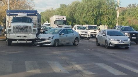 Un camión que se quedó sin frenos originó un triple choque en el Acceso Norte. | Foto: Ministerio de Seguridad y Justicia