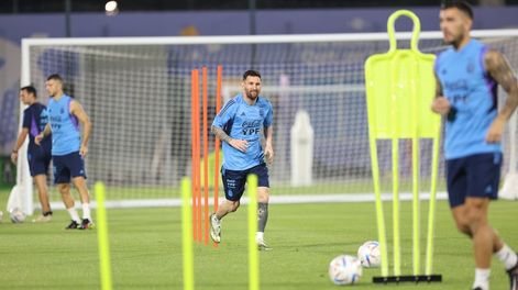 Lionel Messi participó de la práctica de este jueves, a dos días del partido con México, segundo en el Mundial de Qatar 2022. (@Argentina)
