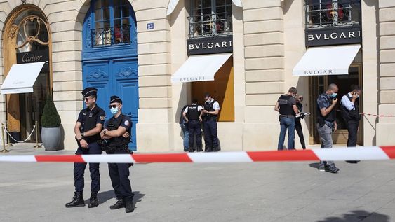 Los agentes de policía están fuera de la joyería después de que arrestan a dos sospechosos. Foto: AP