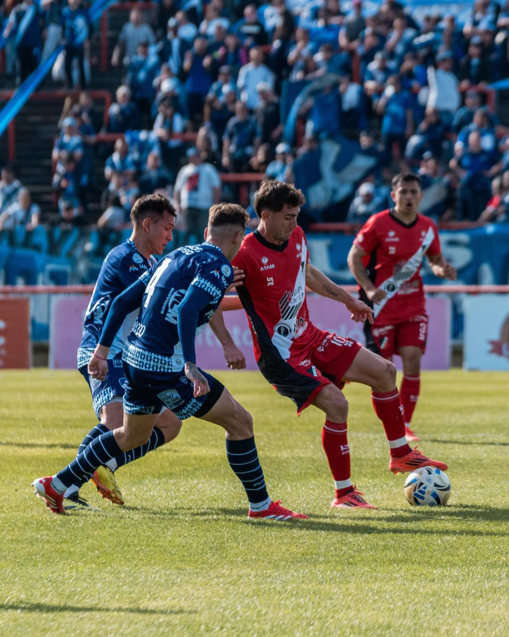 Marcelo Eggel una de las figuras&nbsp; en el duelo disputado en Mar del Plata entre el Cruzado y el Torito.