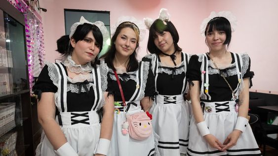 El café maid está atendido por chicas vestidas como sirvientas que atienden a los clientes como si fueran “sus amos”. La idea surgió en Japón para la gente en soledad.| Foto: Ignacio Blanco / Los Andes