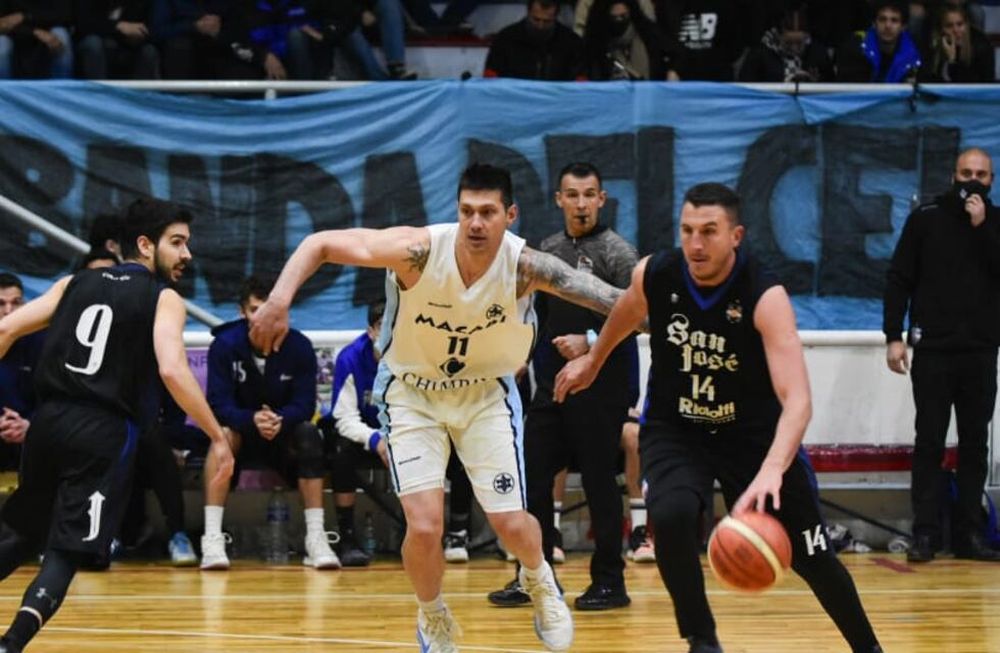 Facundo Garza Rubia, la gran figura del triunfo Santo en la primera final, frente a la marca de Matías Sandes. / Mariana Villa (Los Andes).