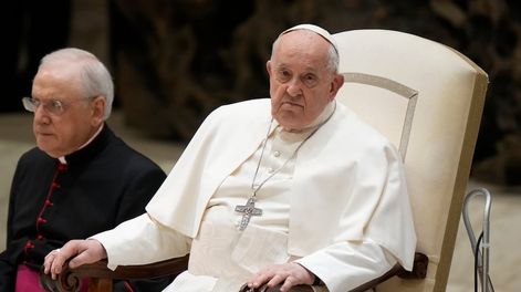 El papa Francisco durante su audiencia semanal en el salón Pablo VI, en el Vaticano, el 28 de febrero de 2024. En un mensaje grabado enviado a una asociación de jueces argentinos, el sumo pontífice cuestionó el miércoles 28 de febrero de 2024 el sistema de mercado y de ganancias, en una muestra de las diferencias conceptuales existentes con el presidente ultraliberal Javier Milei, con quien se reunió a mediados de febrero. (AP Foto/Andrew Medichini)