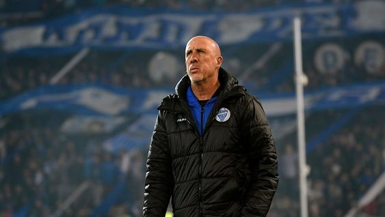 El Gato Oldrá vivió una tarde llena de emociones y todos los futbolistas y sus ayudantes de campo estuvieron junto a él para ofrendarle la victoria. Foto: Orlando Pelichotti