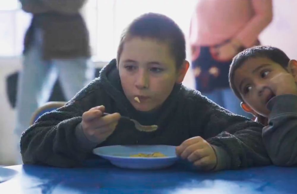 6 de cada 10 chicos en Argentina dependen de comedores para alimentarse. Captura: X / @bdalimentos
