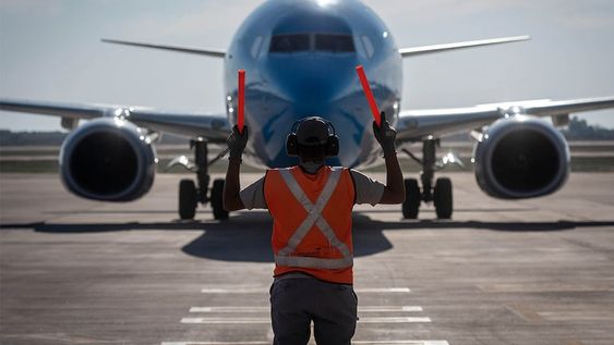 El Gobierno actualiza tasas aéreas y el sector advierte por más aumentos en los tickets.