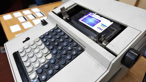 Los Andes | En primer plano, una máquina embosadora para replicar datos en los plásticos. De fondo, el resultado de la clonación. Este aparato sólo se consigue en el mercado negro. Foto: Mariana Villa/ Los Andes