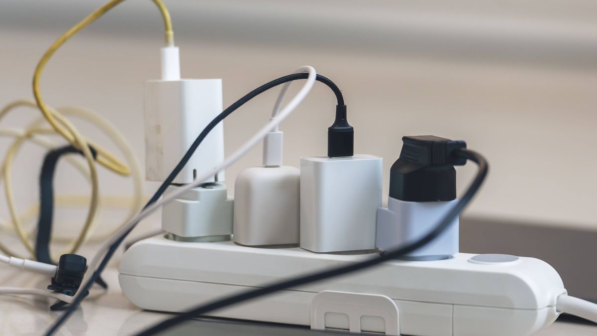 Adiós a los enchufes saturados: el accesorio que ordena mejor la tecnología del hogar y simplifica el día a día