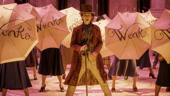 En esta imagen proporcionada por Warner Bros. Pictures, Timothee Chalamet, centro, en una escena de Wonka. (Jaap Buittendijk/Warner Bros. Pictures vía AP)