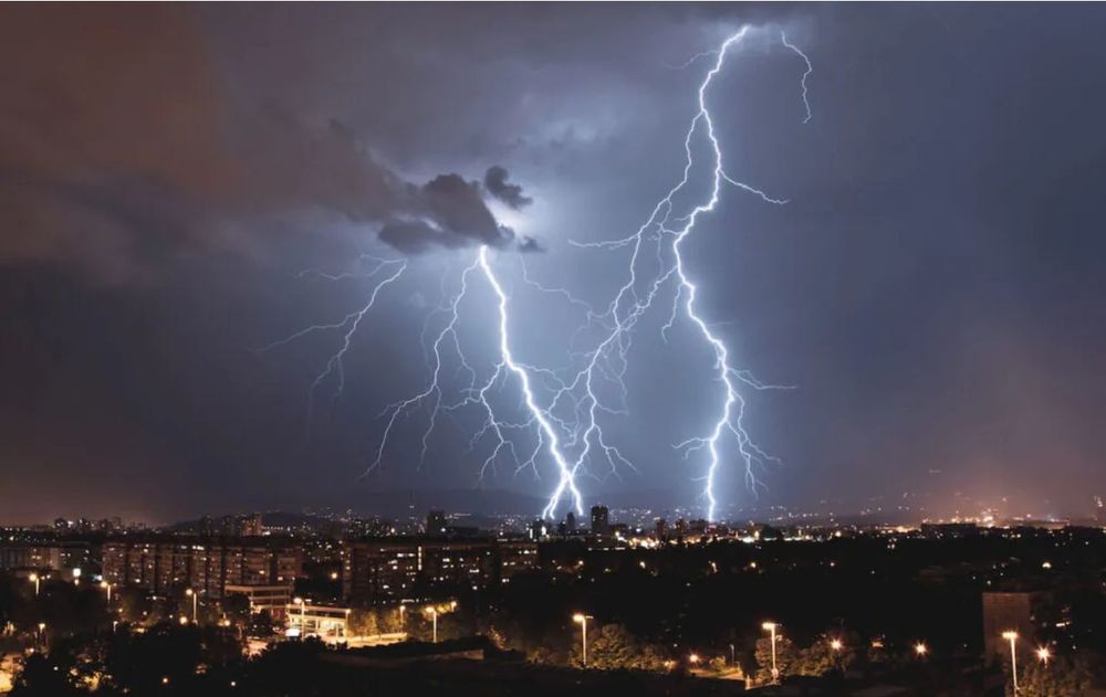 El SMN recomienda evitar salir durante los episodios de tormenta intensa.